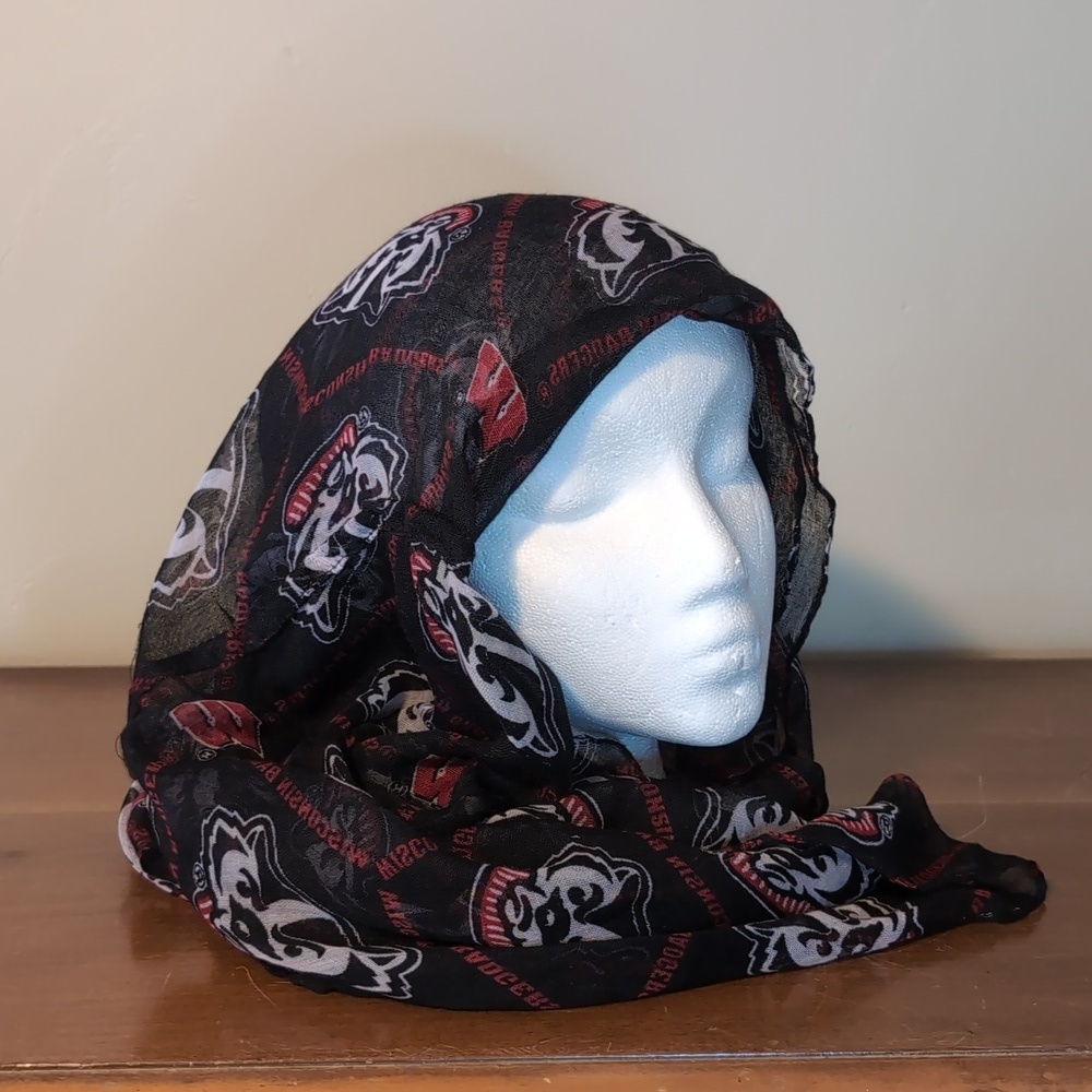 WISCONSIN BUCKY BADGER Infinity SCARF Football Fans Favorite!!